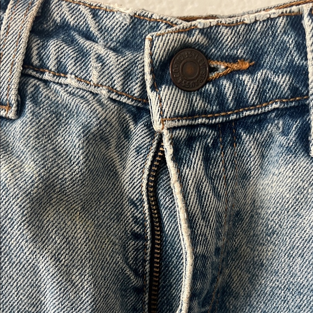 Vintage Levi's Women's Light Blue Denim Shorts - Picture 3 of 6